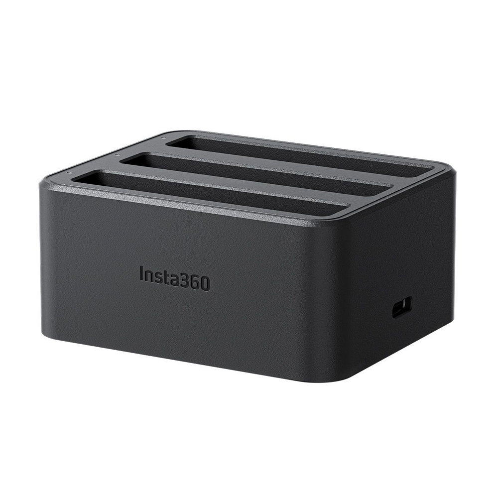 Insta360_X4_022 Insta360 X4 Fast Charge Hub on musta akkujen latauslaituri, jossa on kolme paikkaa akuille ja USB-C-portti sivulla.