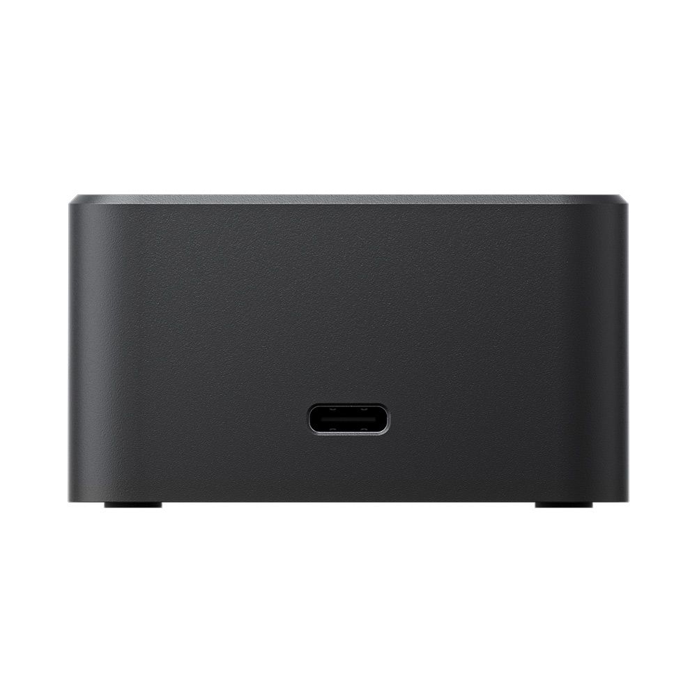 Insta360_X4_023 Insta360 X4 Fast Charge Hub on musta, suorakaiteen muotoinen laite, jossa on sileä mattapintainen pinta ja minimaalinen muotoilu, ja jossa on yksi USB-C-portti edessä keskellä.