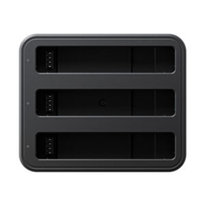 Insta360_X4_024 Insta360 X4 Fast Charge Hub on suorakulmainen musta lataustelakka, jossa on kolme vaakasuoraa akkupaikkaa, joissa jokaisessa on vasemmanpuoleiset liittimet.