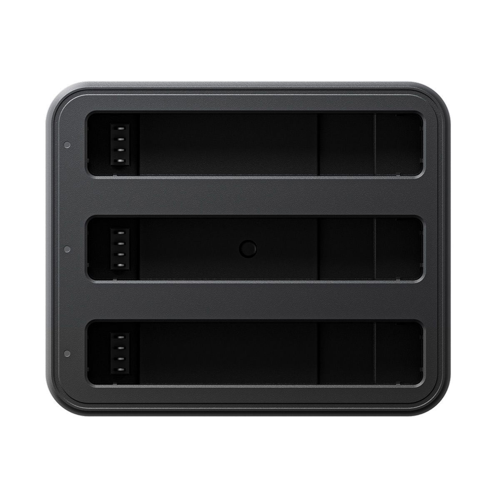 Insta360_X4_024 Insta360 X4 Fast Charge Hub on suorakulmainen musta lataustelakka, jossa on kolme vaakasuoraa akkupaikkaa, joissa jokaisessa on vasemmanpuoleiset liittimet.