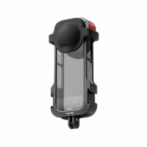 Insta360_X4_026 Insta360 X4 Utility Frame on musta suojakotelo Insta360-kameralle, jossa on pyöristetty linssinsuojus ylhäällä, avoimet sivut ja kiinnityskannatin alhaalla, kuvassa valkoista taustaa vasten.