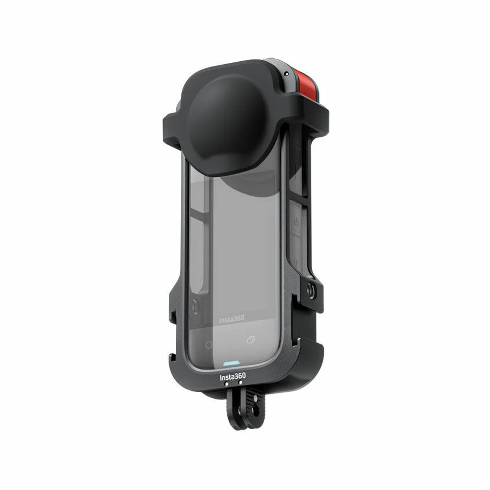 Insta360_X4_026 Insta360 X4 Utility Frame on musta suojakotelo Insta360-kameralle, jossa on pyöristetty linssinsuojus ylhäällä, avoimet sivut ja kiinnityskannatin alhaalla, kuvassa valkoista taustaa vasten.