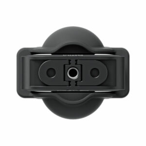 Insta360_X4_028 Ylhäältä katsottuna Insta360 X4 Utility Frame on musta, pyöristetty, symmetrinen kiinnike, jossa on keskellä pyöreä aukko ja kaksi pitkulaista aukkoa laitteiden turvallista kiinnittämistä tai pitämistä varten.