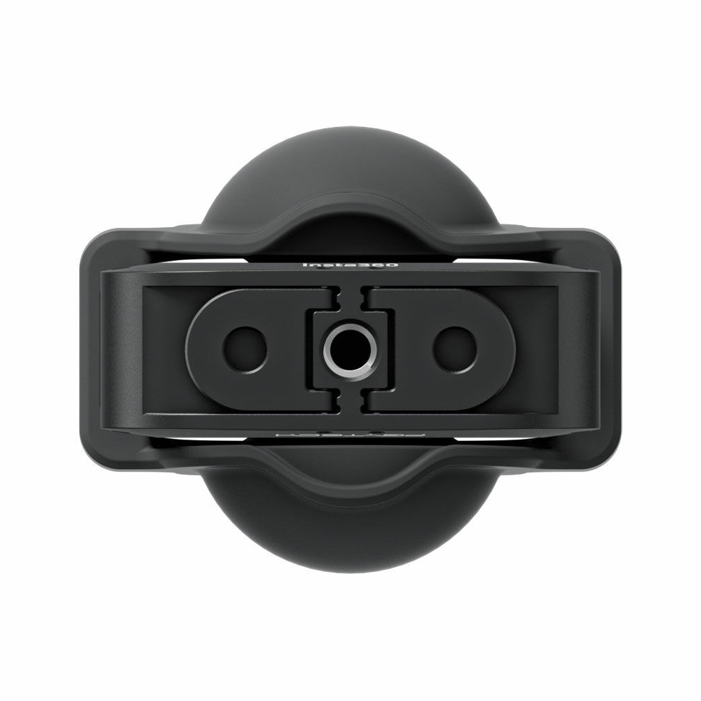 Insta360_X4_028 Ylhäältä katsottuna Insta360 X4 Utility Frame on musta, pyöristetty, symmetrinen kiinnike, jossa on keskellä pyöreä aukko ja kaksi pitkulaista aukkoa laitteiden turvallista kiinnittämistä tai pitämistä varten.