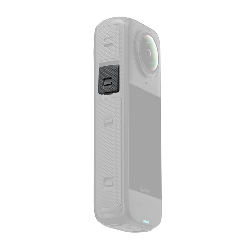 Insta360_X4_039 Lähikuva Insta360 X4 USB Coverista, jossa on suorakulmainen muotoilu, kuvioitu sivu ja näkyvä musta painike valkoista taustaa vasten.