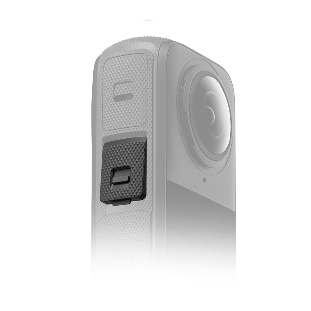 Insta360_X4_040 Lähikuva Insta360 X4 USB Cover -suojuksesta, jossa korostuu sen kuvioitu harmaa sivupaneeli ja suorakulmainen painike, ja linssi näkyy oikealla; kuvan alaosa häivytetään valkoiseksi.