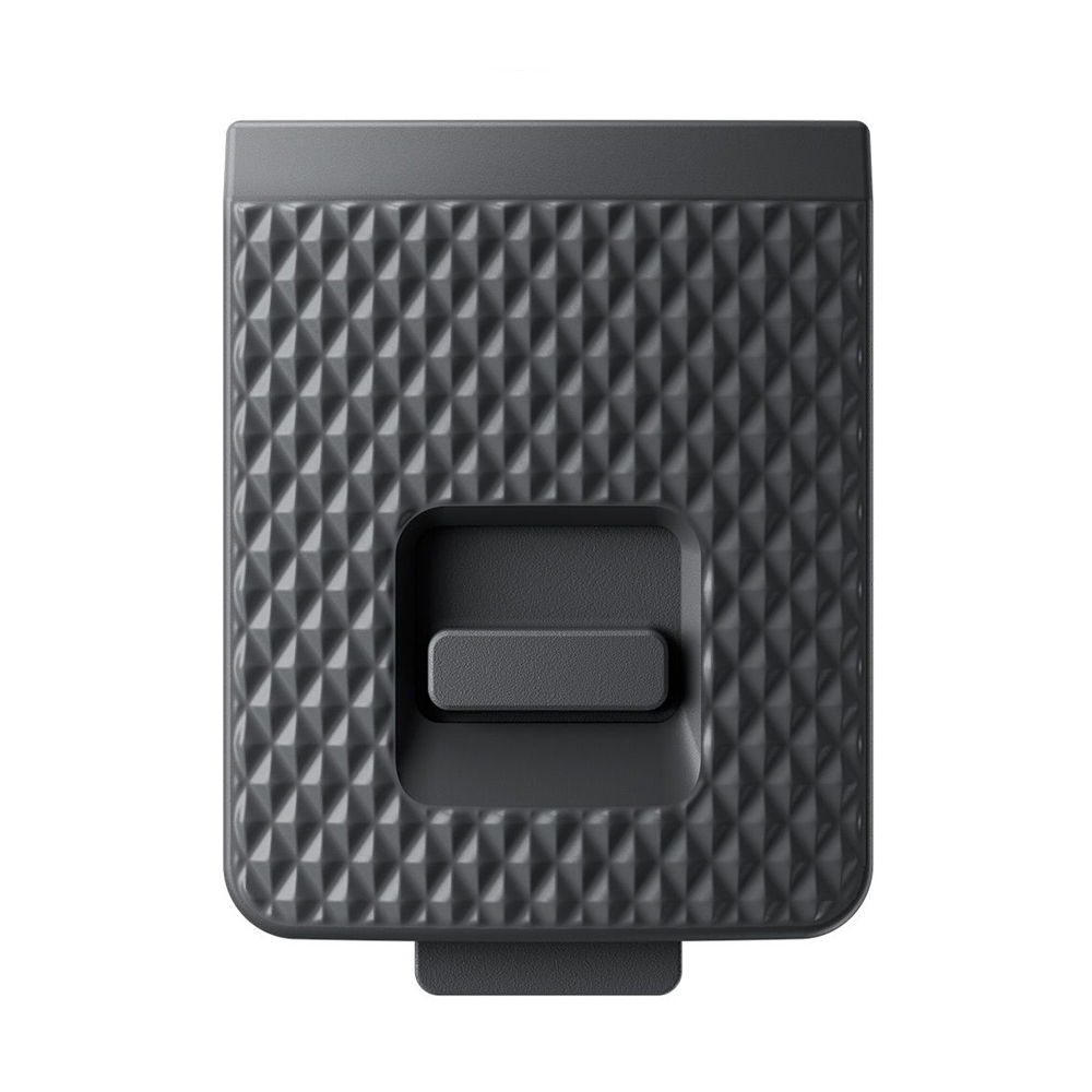 Insta360_X4_041 Insta360 X4 USB Cover on suorakulmainen, musta lisävaruste, jossa on timanttikuvioinen rakenne, pyöristetyt kulmat, keskellä oleva liukusäädin ja pieni uloke alareunassa.