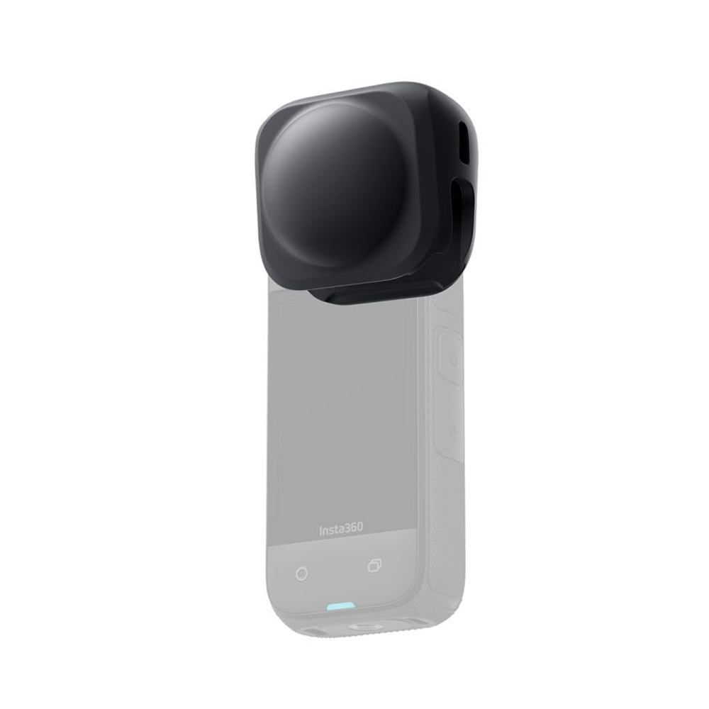 Insta360_X4_046 Insta360 Lens Cap for X4 -objektiivin suojus on kuvassa mustana, ja se on asennettu Insta360-kameran linssin päälle, joka on kuvattu himmeän harmaalla, mikä korostaa suojuksen suojaustoimintoa.