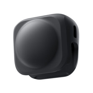 Insta360_X4_047 Insta360 Lens Cap for X4 on mattamusta, pyöristetty neliönmuotoinen lisävaruste, jossa on sileä kupu keskellä ja sivuaukko, joka näkyy tavallisella valkoisella pohjalla.