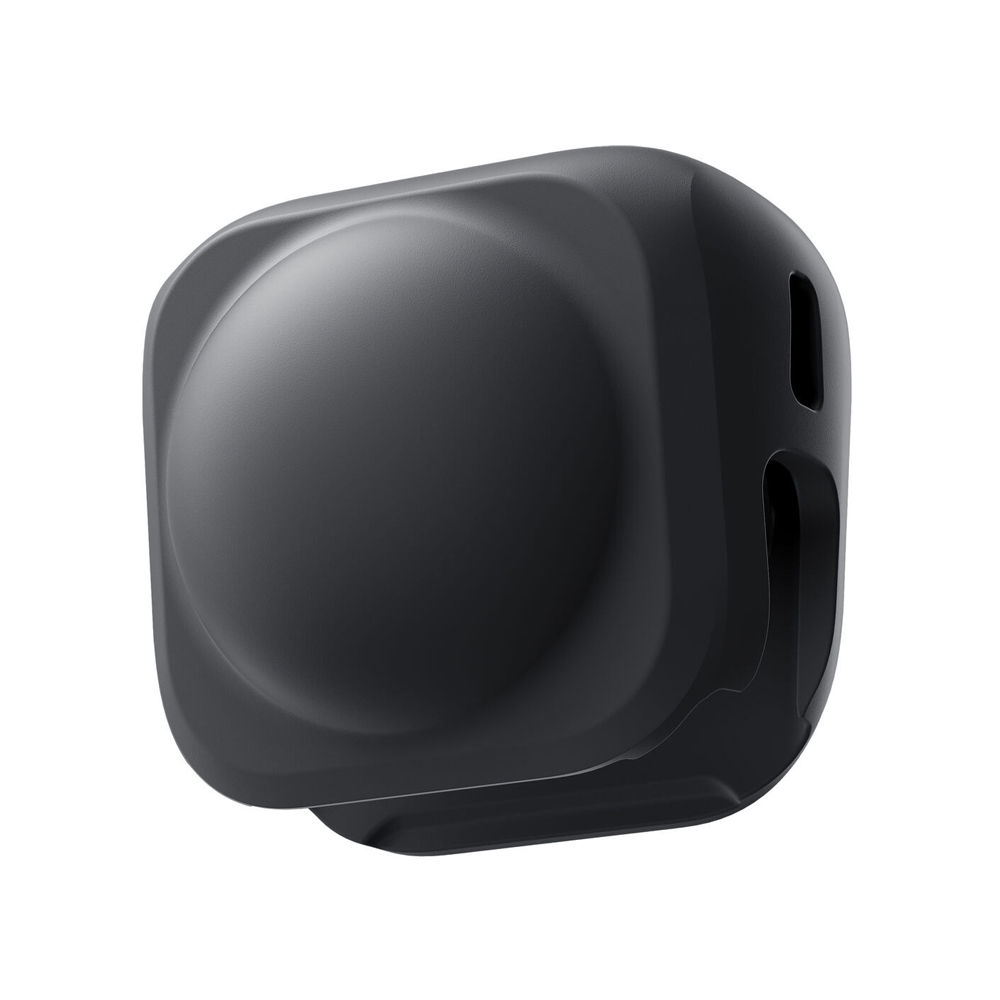 Insta360_X4_047 Insta360 Lens Cap for X4 on mattamusta, pyöristetty neliönmuotoinen lisävaruste, jossa on sileä kupu keskellä ja sivuaukko, joka näkyy tavallisella valkoisella pohjalla.