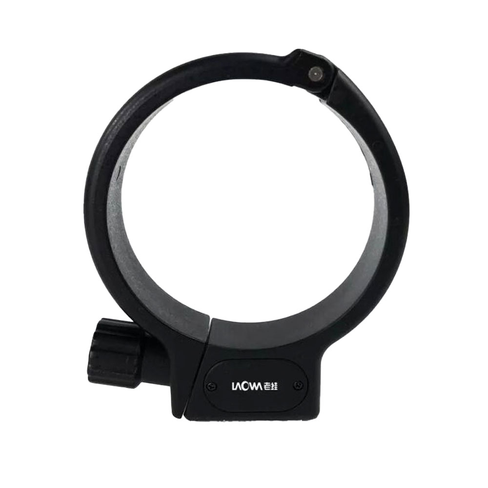Laowa_TripodCollar Mustassa pyöreässä Laowa Tripod Collar for 100mm f/2.8 CA-Dreamer Macro 2x -objektiivin jalustan kauluksessa on kiristysnuppi, pieni hopeinen salpa ja alaosaan painettu valkoinen LAOWA-logo.