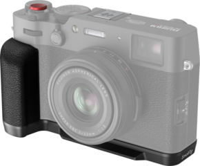 SmallRig_4556_001 Lähikuva SmallRig 4556B L-muotoisesta kahvasta Fujifilm X100VI/X100V:lle (musta), jossa on musta kuvioitu kahva kiinnitettynä harmaaseen kamerarunkoon, jossa on punaisia ja hopeisia yksityiskohtia. Osa kamerasta ja kahvasta on korostettu.