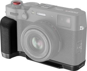 SmallRig_4556_001 Close-up of the SmallRig 4556B L-shaped grip for Fujifilm X100VI/X100V (black), featuring a black textured grip attached to a grey camera body with red and silver details. Parts of the camera and grip are highlighted.