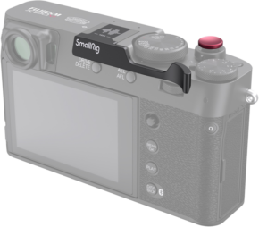 SmallRig_4559_001 Fujifilm X100VI -kamera, jonka näytön yläpuolelle on asennettu SmallRig 4559 -peukalokahva (musta), jossa näkyvät taka- ja ylävalitsimet, painikkeet ja punainen suljinpainike.