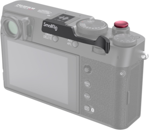 SmallRig_4559_001 Fujifilm X100VI -kamera, jonka näytön yläpuolelle on asennettu SmallRig 4559 -peukalokahva (musta), jossa näkyvät taka- ja ylävalitsimet, painikkeet ja punainen suljinpainike.