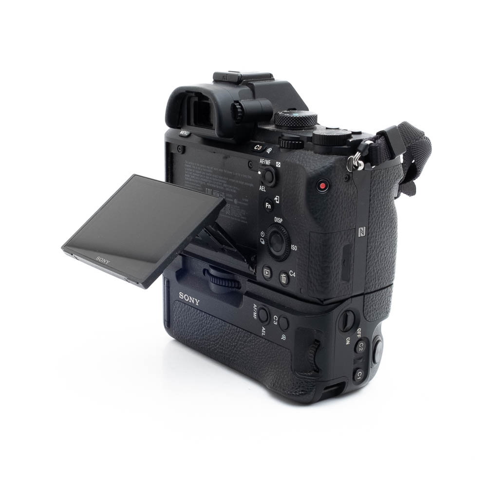 Sony A7 II-3 Sony A7 II (SC 23000) + akkukahva - Käytetty