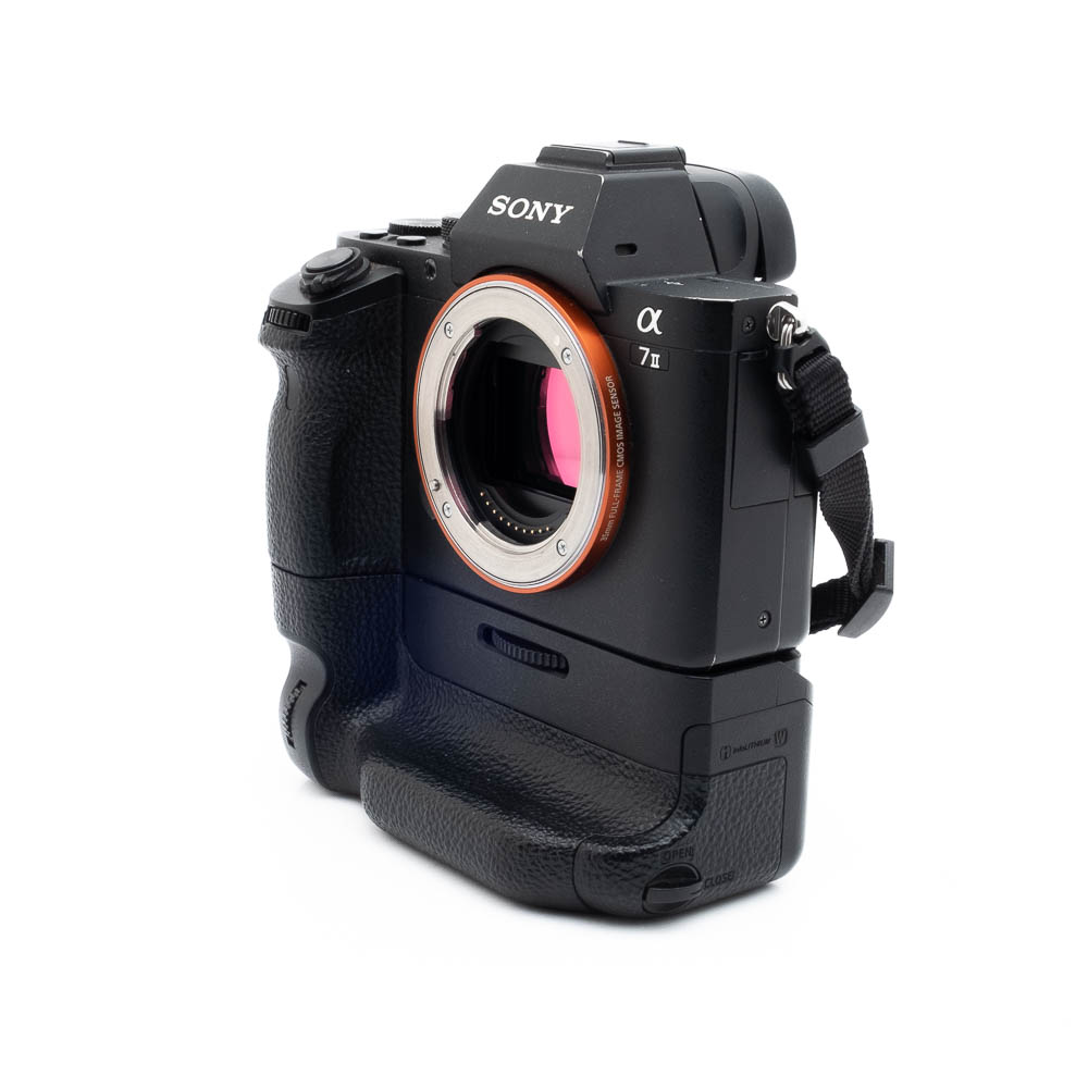 Sony A7 II-4 Sony A7 II (SC 23000) + akkukahva - Käytetty