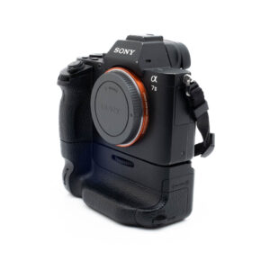 Sony A7 II-5 Sony A7 II (SC 23000) + akkukahva - Käytetty