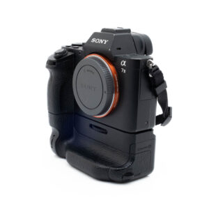 Sony A7 II-5 Sony A7 II (SC 23000) + akkukahva - Käytetty
