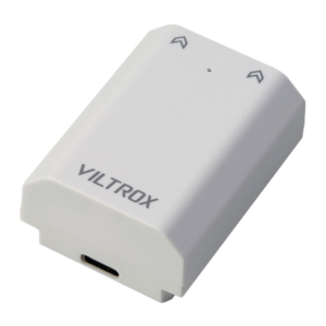Vitrox_Battery_usb-c2 Viltrox NP-FZ100 USB-C 2400mAh -akku on valkoisessa värissä, ja siinä on USB-C-portti, pieni merkkivalo ja nuolisymbolit yläreunassa, kaikki vaaleaa taustaa vasten.