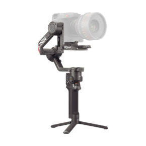 dji_rs_4_pro_02 The DJI RS 4 Pro gimbal is a black handheld camera gimbal with a tripod and attached camera designed for smooth video capture, pictured against a white background.
