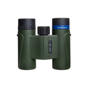 Vihreä Focus Outdoor II 10x25 -kiikari, jossa on mustat okulaarit, keskeinen tarkennusnuppi, sininen OUTDOOR II -rengas oikeassa tynnyrissä ja "FOCUS" keskisaranassa. Asetettu valkoista taustaa vasten.