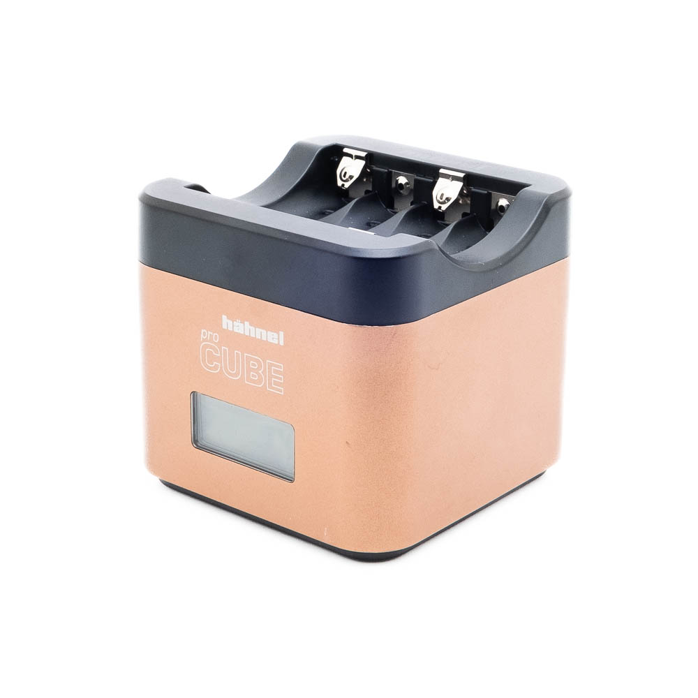 hähnel pc Kuparinvärinen ja musta Hähnel Procube Sony/Olympus - Käytetty -akkulaturi, jossa on kaksi latauspaikkaa ja digitaalinen näyttö edessä.
