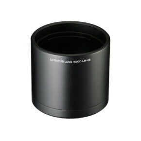 Olympus LH-49 -vastavalosuoja 60mm f/2.8 makro-objektiiville on kuvattu pystyasennossa valkoisella pohjalla, ja sen mustalle ulkopinnalle on painettu valkoisella "OLYMPUS LENS HOOD LH-49".