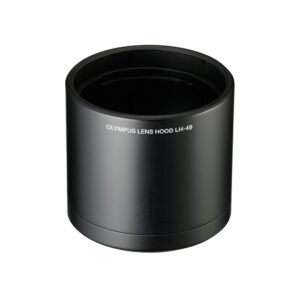 olympus_lh49 Olympus LH-49 -vastavalosuoja 60mm f/2.8 makro-objektiiville on kuvattu pystyasennossa valkoisella pohjalla, ja sen mustalle ulkopinnalle on painettu valkoisella "OLYMPUS LENS HOOD LH-49".