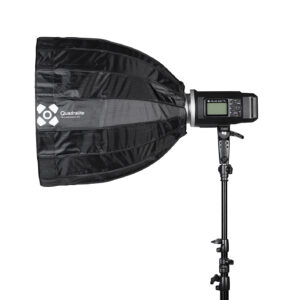 quadralite-hexadecagon-50-2 Quadralite Hexadecagon 50cm Softbox, musta ja digitaalisella ohjauspaneelilla varustettu, näkyy asennettuna jalustalle valkoista taustaa vasten.