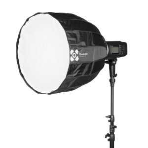 quadralite-hexadecagon-50-3 Quadralite Hexadecagon 50cm Softbox on studiovalo, jossa on suuri, pyöreä diffuusori, joka on asennettu mustaan säädettävään jalustaan. Siinä on digitaalinen näyttö ja sivussa olevat ohjauspainikkeet helppoa käyttöä varten.