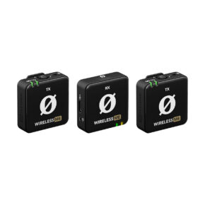 rode_wireless_me_dual Kolme kompaktia mustaa Rode Wireless ME Dual -langaton mikrofonijärjestelmä -yksikköä, joissa on valkoiset logot, etiketit ja LED-merkkivalot, näytetään eri kulmista vierekkäin valkoisella pohjalla.