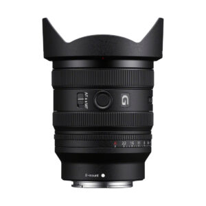 sony_16-25mm_01 Lähikuva Sony FE 16-25mm f/2.8 G -objektiivi -objektiivista, jossa on terälehden muotoinen huppu, tarkennusrengas ja zoomausrengas sekä merkitty valintakiekko. Objektiivi seisoo pystyssä valkoisella taustalla. Mukana 100€ Cashback-tarjous.