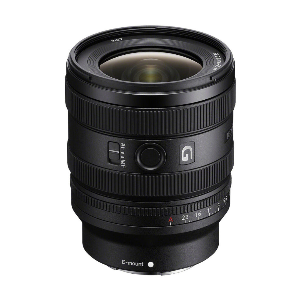 sony_16-25mm_03 Sony FE 16-25mm f/2.8 G -objektiivi, jossa on leveä etuelementti, zoomaus- ja tarkennusrenkaat, G-sarjan merkki ja aukkomerkinnät, on kuvattu valkoista taustaa vasten. Lisävaihtohyvitys 200€.