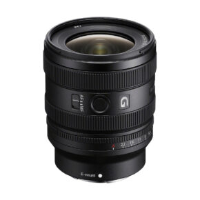 sony_16-25mm_03 Sony FE 16-25mm f/2.8 G -objektiivi, jossa on leveä etuelementti, zoomaus- ja tarkennusrenkaat, G-sarjan merkki ja aukkomerkinnät, on kuvattu valkoista taustaa vasten. Lisävaihtohyvitys 200€.