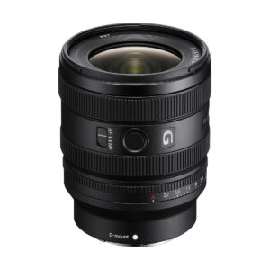 sony_16-25mm_03 Sony FE 16-25mm f/2.8 G -objektiivi, jossa on leveä etuelementti, zoomaus- ja tarkennusrenkaat, G-sarjan merkki ja aukkomerkinnät, on kuvattu valkoista taustaa vasten. Lisävaihtohyvitys 200€.