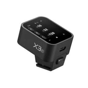 1706699214_956 Godox X3 lähetin - Canon on pieni musta laite, jossa on suorakulmainen kosketusnäyttö asetuksia ja arvoja varten, jonka kyljessä on merkintä "X3", ja siinä on USB-portti sekä kiinnitysteline.