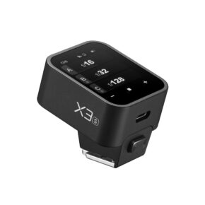 Godox X3 lähetin - Sony on musta kameran salamalaukaisin, jossa on digitaalinen näyttö, painikkeet ja USB-C-portti ja joka on suunniteltu kiinnitettäväksi kameran kenkään.