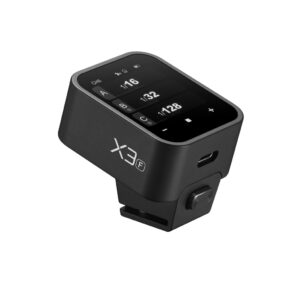 1706699672_317 Godox X3 lähetin - Fujifilm on musta elektroninen laite, jossa on digitaalinen näyttö, jossa on merkintä X3 ja jossa on painikkeet ja USB-C-portti, jota todennäköisesti käytetään asetusten ohjaamiseen tai seurantaan.