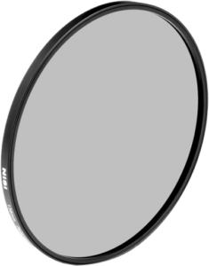 NiSi Cine Filter 138mm Linear Polarizer -pyöröpolarisaatiosuodin on pyöreä linssisuodin, jossa on ohut musta metallikehys ja kirkas keskusta, kuvassa vaaleanharmaata taustaa vasten. "NiSi" ja kokomerkinnät näkyvät reunassa.