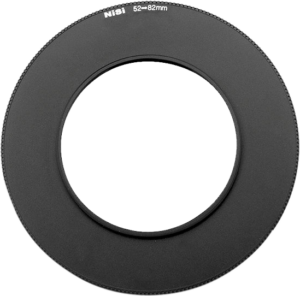 800q-01_107069 Vaaleanharmaalla pohjalla näkyy musta pyöreä NiSi-sovitinrengas V5/V6/V7-pidikkeelle 52mm -suodinadapteri, jossa on ontto keskikohta ja joka on suunniteltu halkaisijaltaan erilaisten kamerasuodattimien liittämiseen.