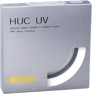 NiSi-suodatin UV Pro Nano Huc 52mm -UV suodin harmaassa pakkauksessa, jossa on optinen lasi UV365, messinkikehys, PRO Nano pinnoite ja osa pyöreästä suodattimesta näkyy kirkkaan ikkunan läpi.