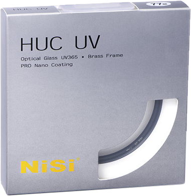 NiSi-suodatin UV Pro Nano Huc 52mm -UV suodin harmaassa pakkauksessa, jossa on optinen lasi UV365, messinkikehys, PRO Nano pinnoite ja osa pyöreästä suodattimesta näkyy kirkkaan ikkunan läpi.