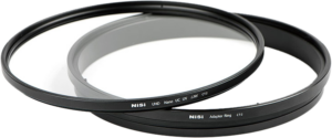 NiSi-suodatin UHD UC UV L395 CT-2 Canon EF 600mm f/4 -objektiiviin, jossa on tyylikäs musta metallirunko, on kuvassa päällekkäin sovitinrenkaan kanssa valkoisella taustalla.