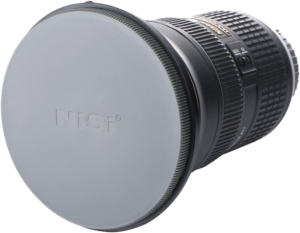 800q-01_107939 Harmaa NiSi Lens Cap for V5/V5 Pro Holder -objektiivin suojus on kiinnitetty kameran objektiiviin, jossa on kuvioitu tarkennusrengas ja automaattitarkennuksen/manuaalitarkennuksen kytkimet, kuvassa valkoista taustaa vasten.