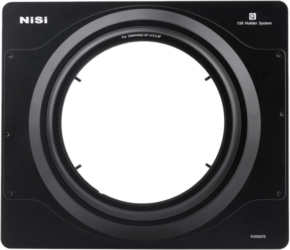 800q-01_108833 The NiSi filter holder (150mm) for the Samyang XP 14mm f/2.4 is a square black filter holder with a large central aperture, designed for mounting photographic filters on the Samyang XP 14mm f/2.4 lens.