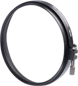 800q-01_108946 Lähikuva NiSi Cine Filter Explosion Proof Circular 95mm -suojasuodin mustasta objektiivisuodinpidikkeestä, jossa on "NiSi"-merkintä ja hopeinen kiristysruuvi, vaaleanharmaata taustaa vasten.