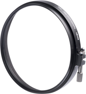 800q-01_108946 Lähikuva NiSi Cine Filter Explosion Proof Circular 95mm -suojasuodin mustasta objektiivisuodinpidikkeestä, jossa on "NiSi"-merkintä ja hopeinen kiristysruuvi, vaaleanharmaata taustaa vasten.
