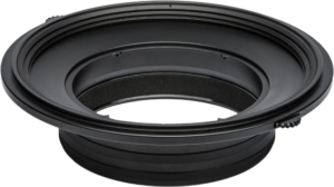 NiSi Filter S5 Adapter for Sony 12-24mm f/4 on musta, pyöreä rengas, jossa on kierteitetty sisäosa ja harjattu ulkoreuna ja joka on suunniteltu erilaisten lisävarusteiden kiinnittämiseen kameran objektiiviin.