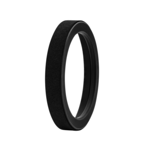 800q-01_110249 NiSi Filter S5 Adapter for Sigma 14-24mm f/2.8 (vain adapteri) on kuvattu pystyasennossa valkoista taustaa vasten, ja siinä on musta, pyöristetty muotoilu, jossa on sileä ulkoreuna ja ontto keskiosa.